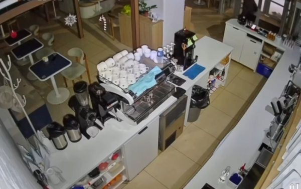 Мужчина взломал кофейню в Астане (ВИДЕО)