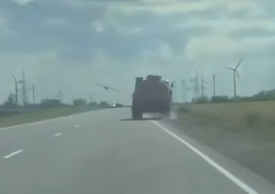 Водитель бензовоза ушел от дрона-камикадзе в последний момент - видео 21/06/2026 &ndash; Новости