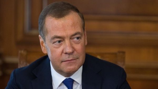 Медведев: после распада СССР россияне смотрели на Запад сквозь розовые очки