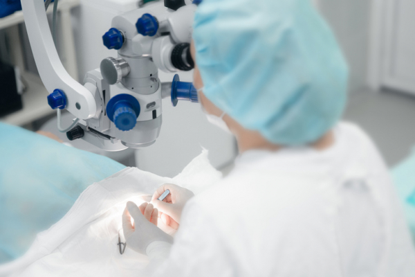 Врачи из Саратова спасли зрение пациенту с разрывом сетчатки