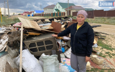 У семьи с пятью детьми сгорел дом. Они живут под навесом