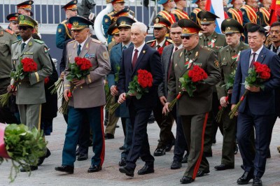 Министр обороны Казахстана возложил цветы у Кремля в память о павших
