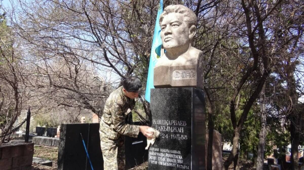 Могилы участников Великой Отечественной войны облагораживают в Алматы