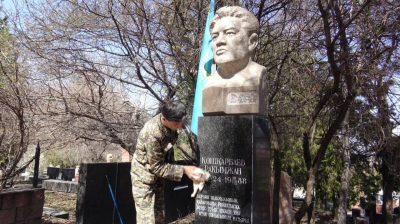 Могилы участников Великой Отечественной войны облагораживают в Алматы