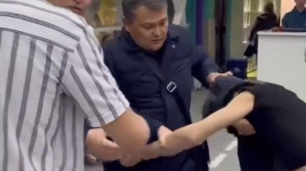 "Силой в армию": призывник вырвался и сбежал от сотрудников военкомата в Актобе