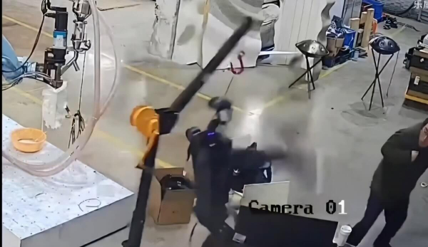 Робот-гуманоид внезапно напал на человека в Китае