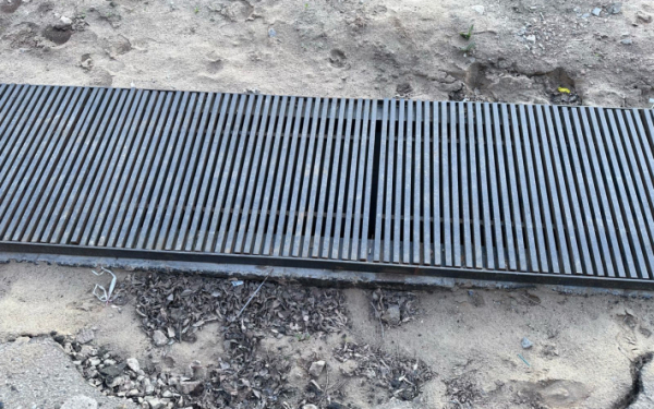 Народный репортёр. Водосток установили, а вокруг земля и недоделки