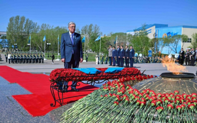 Токаев возложил цветы к монументу «Отан Ана»