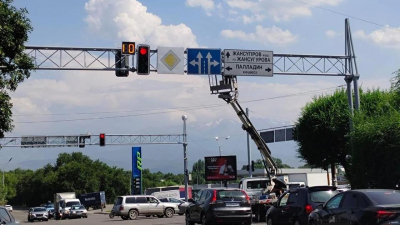В Алматы приводят в порядок дорожную инфраструктуру в рамках акции &quot;Таза Қазақстан&quot;
