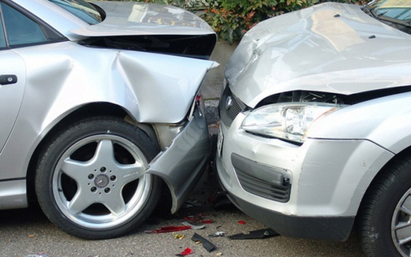 Шантажирует и требует денег из&ndash;за мелкого ДТП. Совет юриста