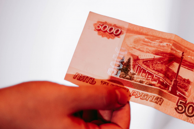 Джиоев заявил про укрепление рубля до 83,5 за счет баланса валютных потоков