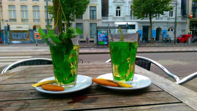 Сотрудники кафе перекрыли зебру ради рекламы в Алматы