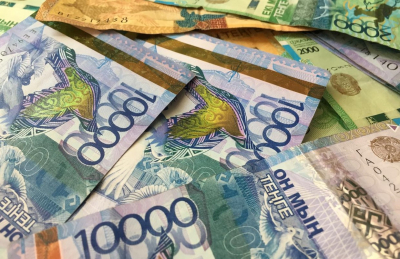 Снижение тенге набирает обороты
