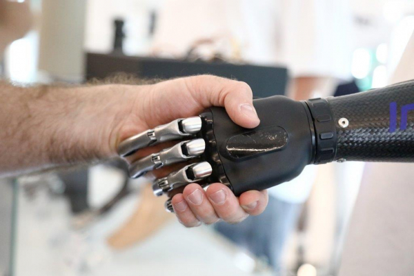 Time: Украина получила гуманоидных роботов Phantom MK-1