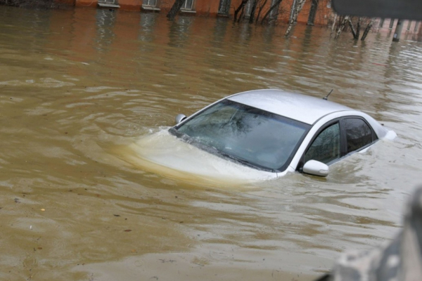 Житель Дагестана спас женщину с четырьмя детьми из тонущей машины