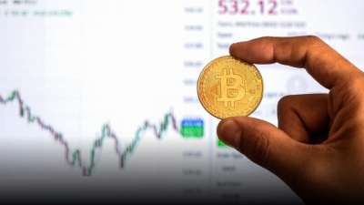 Крипторынок в коррекции: биткоин просел на 2,2% за сутки