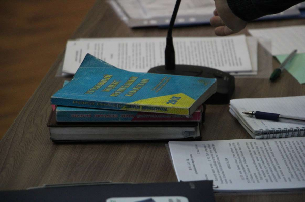 Условно осужденный гулял, представлялся советником и давал интервью телеканалам