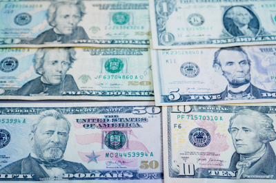&quot;Чистые&quot; продажи долларов США выросли сразу на 42%.