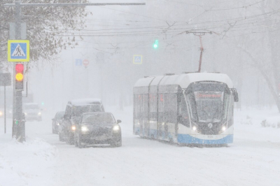 Автоэксперт напомнил, как вести себя на дороге в снегопад