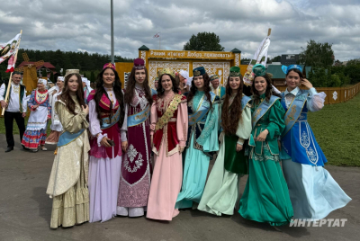 Түбәтәй кигән кунаклар, мәйданга чыккан &laquo;бәлешләр&raquo;: Чаллы Сабан туеннан репортаж