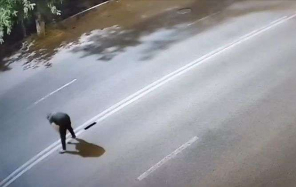 Житель Тараза закрасил двойную сплошную, чтобы было удобнее заезжать домой