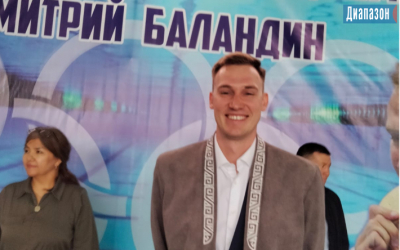 «Баландин чемпион!». Знаменитому пловцу подарили чапан в Кандыагаше