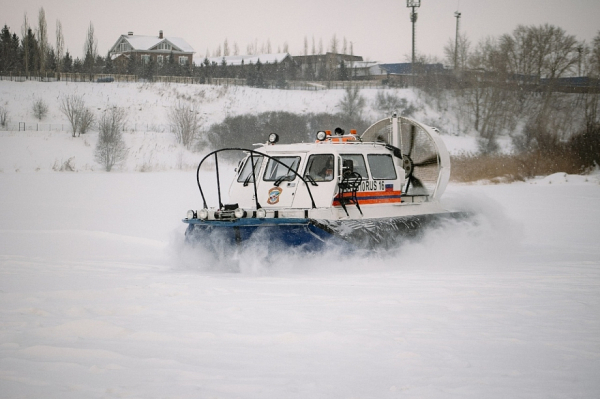На Каме под Челнами эвакуировали очередного рыбака на снегоходе