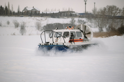 На Каме под Челнами эвакуировали очередного рыбака на снегоходе