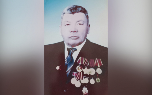 Уничтожил вражеский танк и обратил в бегство сотни автоматчиков
