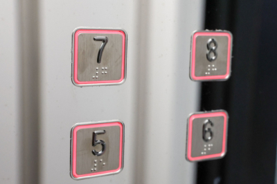 Мужчина попал в ловушку лифта и получил переломы