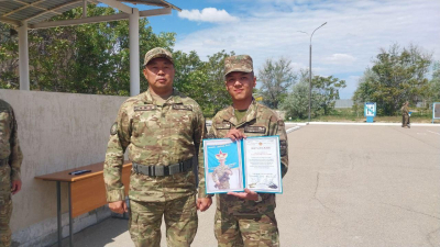 В Актауском гарнизоне солдаты простились с Боевым знаменем