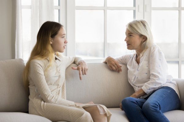 Психолог объяснила, как общаться со взрослыми детьми