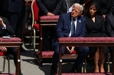 Трамп подвергся критике за ИИ-фото, где он изображен в образе Папы Римского