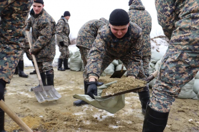 Гвардейцы помогают жителям Костанайской области