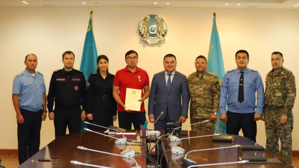 Волонтеру вручили медаль за активное участие в ликвидации последствий паводков