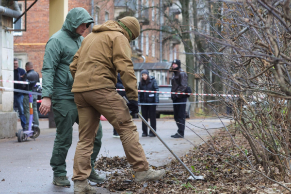 Криминалист рассказал, чем опасны разбросанные на улице купюры