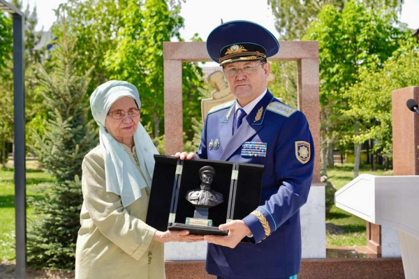 Берик Асылов открыл мемориальную доску Бауыржану Момышулы в Жамбылской области