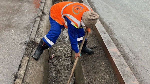 Из арыков в Алматы достали 900 тонн мусора