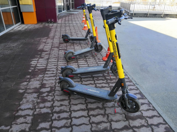 Водитель электросамоката погиб под колесами автомобиля в Новосибирске