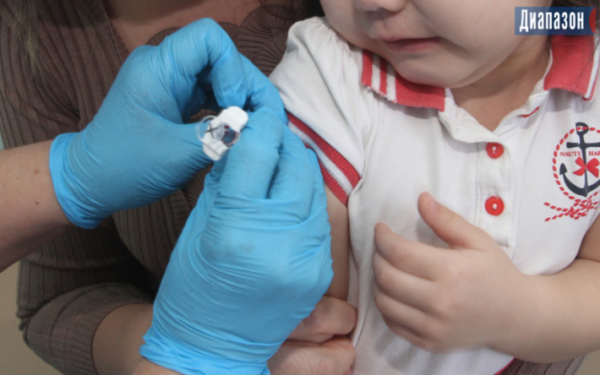 Доверяют соседке, интернету, но не врачам. Почему родители боятся прививок и в чём опасность?