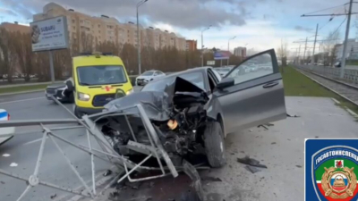 Машина всмятку: иномарка влетела в авто и протаранила ограждение в Казани, водитель погиб 29/04/2026 &ndash; Новости