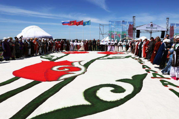 Гигантский войлочный ковер с изображением тюльпана изготовили жамбылские мастера