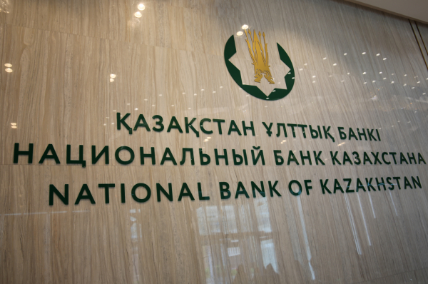 Сколько валюты продадут из Нацфонда в декабре