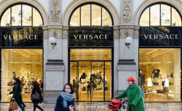 Модный дом Prada купил бренд Versace