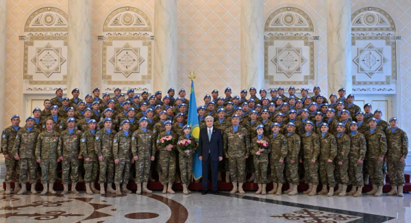 Токаев встретился с миротворцами и назвал службу в ООН историческим шагом для Казахстана