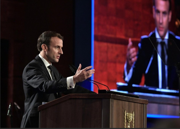 Захарова словами &laquo;бон жур&raquo; ответила на заявление Трампа об отставке Макрона