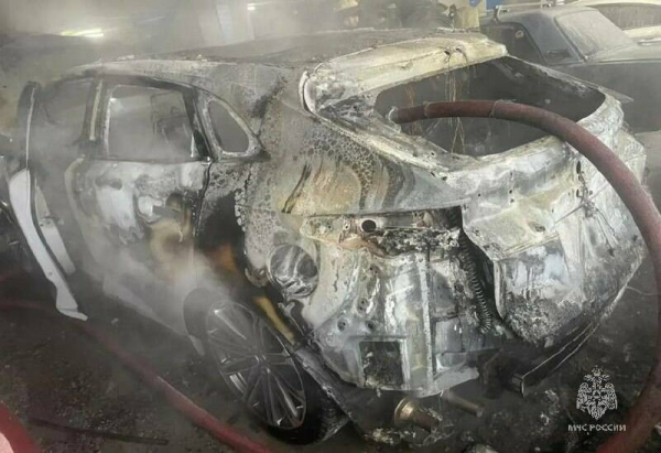 В Казани на крытой парковке загорелась иномарка, за ней два других авто