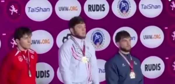 &laquo;Нравится, не нравится &mdash; терпи, моя красавица&raquo;: украинский борец покинул пьедестал почета во время проигрывания российского гимна на чемпионате Европы