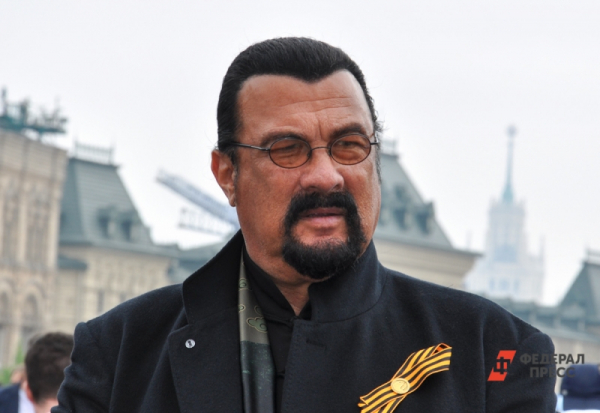 Стивен Сигал выставил свой дом в Подмосковье на продажу: актер просит 700 млн рублей