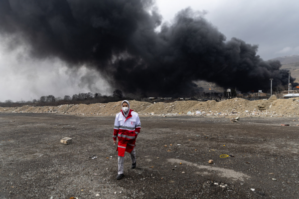 ВОЗ сообщила о&nbsp;&laquo;черном дожде&raquo; в&nbsp;Иране после ударов по&nbsp;нефтяным&nbsp;объектам